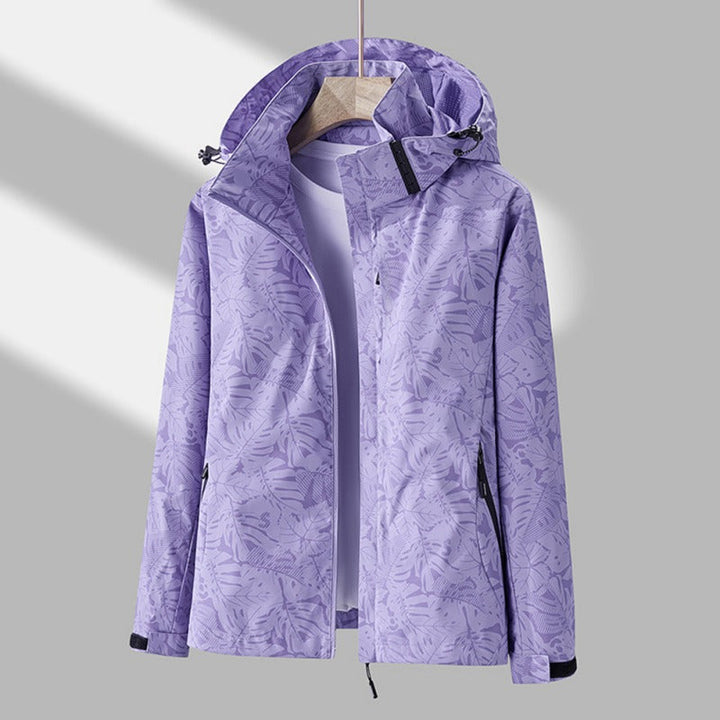 Amara Regenjacke mit Kapuze in Purpur mit Blätterprint, Vorderansicht