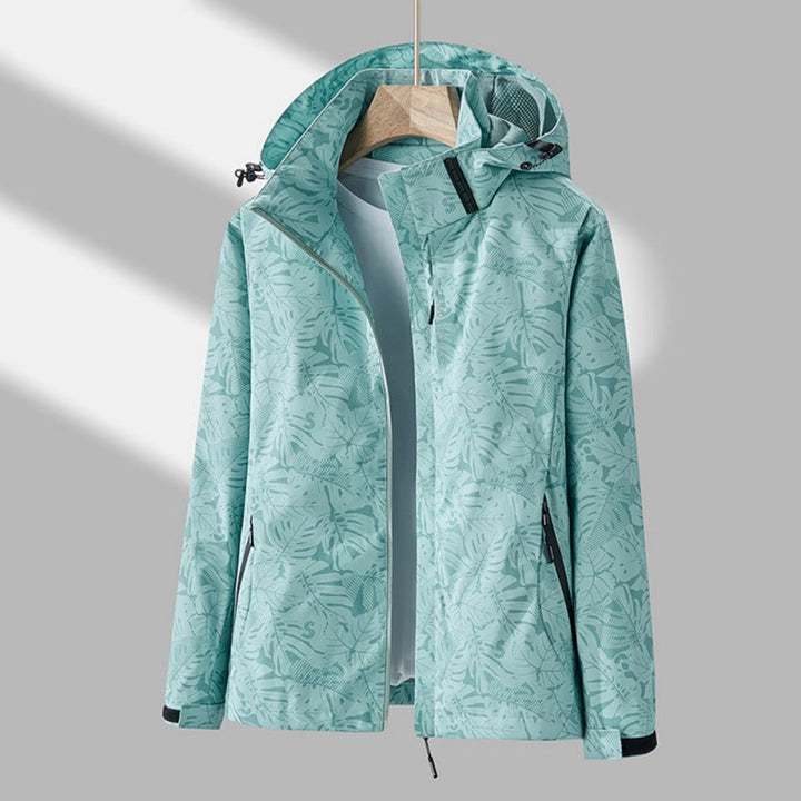 Amara Regenjacke mit Kapuze in Türkis mit Blätterprint, Vorderansicht