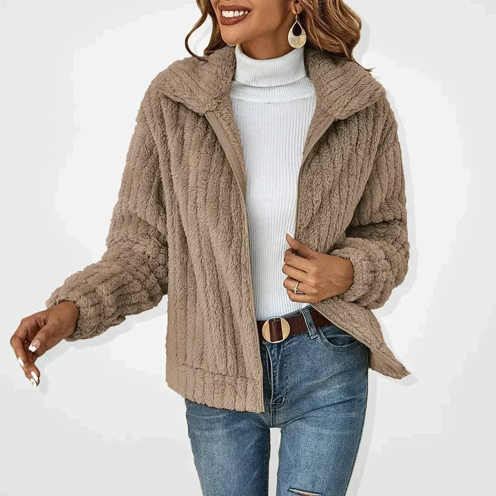 Amara flauschige Strickjacke in Beige, Vorderansicht mit offenem Reissverschluss