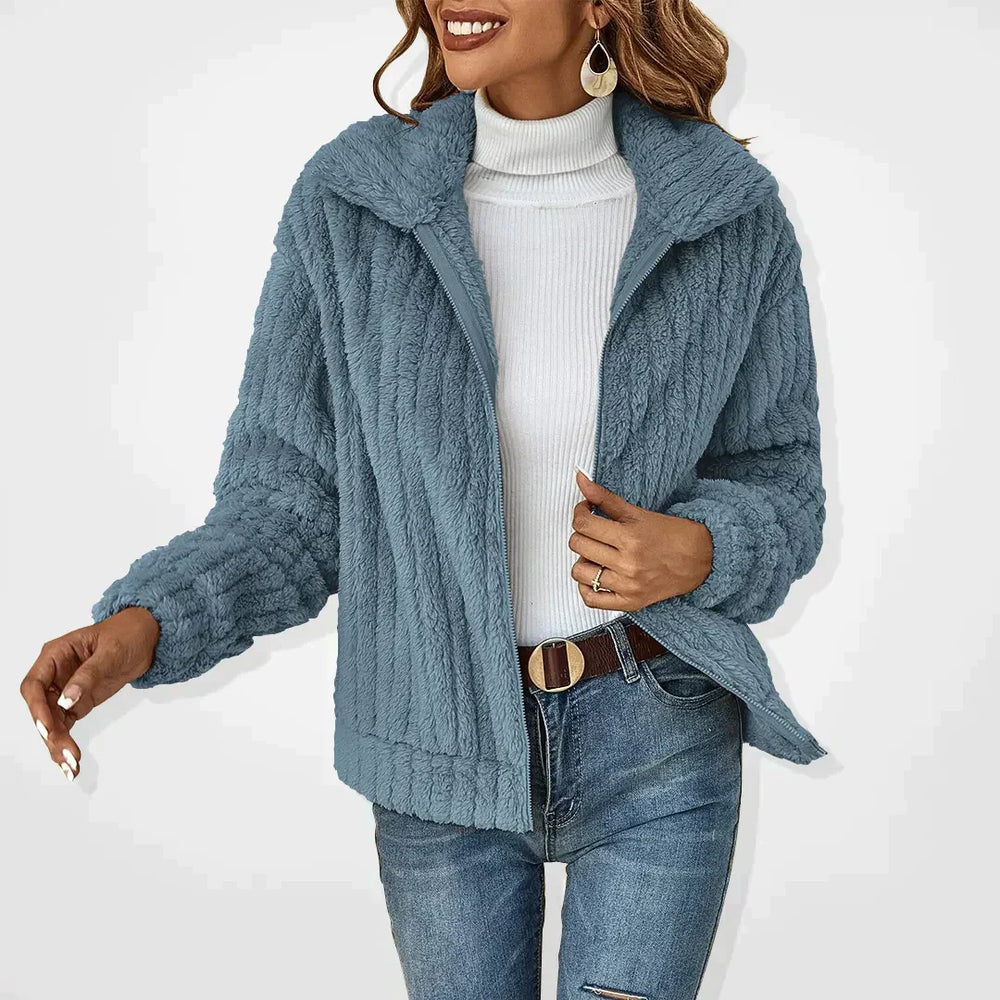 Amara flauschige Strickjacke in Blau, Vorderansicht mit breitem Kragen