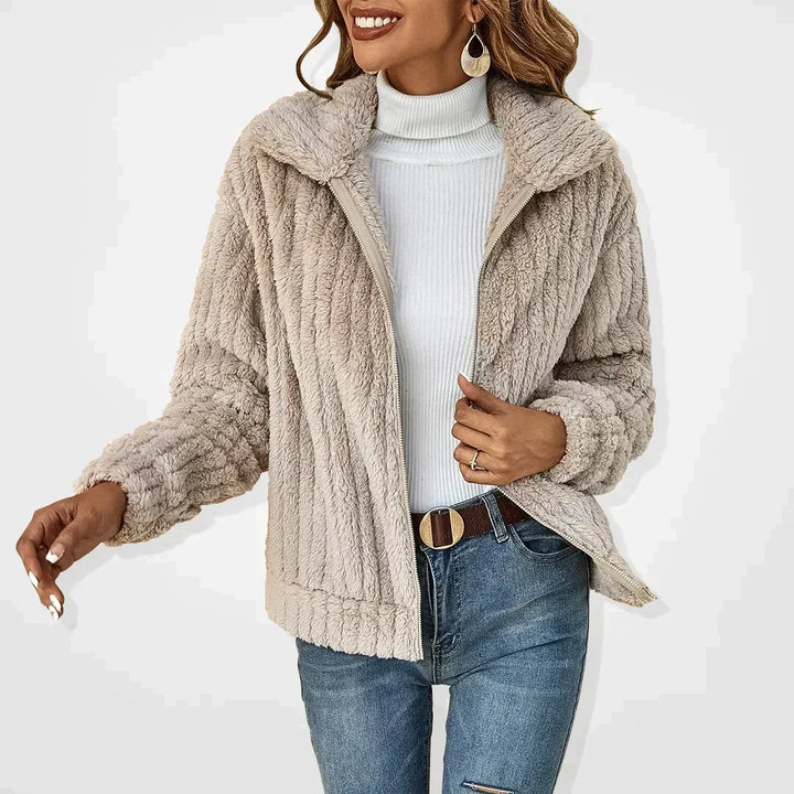 Amara flauschige Strickjacke in Hellbeige, Nahaufnahme der Struktur