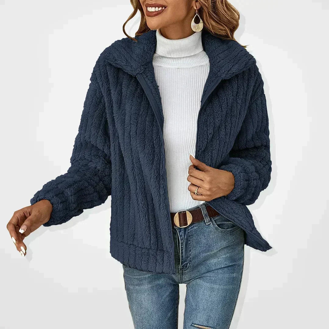 Amara flauschige Strickjacke in Navyblau, Vorderansicht mit Gürtel