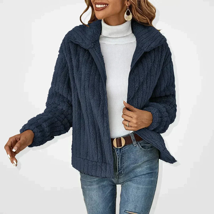 Amara flauschige Strickjacke in Navyblau, Vorderansicht mit Gürtel