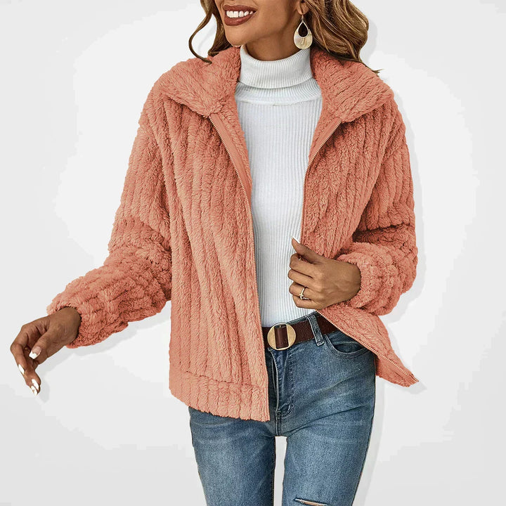 Amara flauschige Strickjacke in Rosa, Vorderansicht mit Reissverschluss