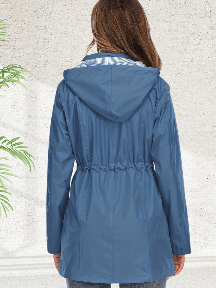 Amelie Regenjacke in Blau, Rückansicht mit Kapuze