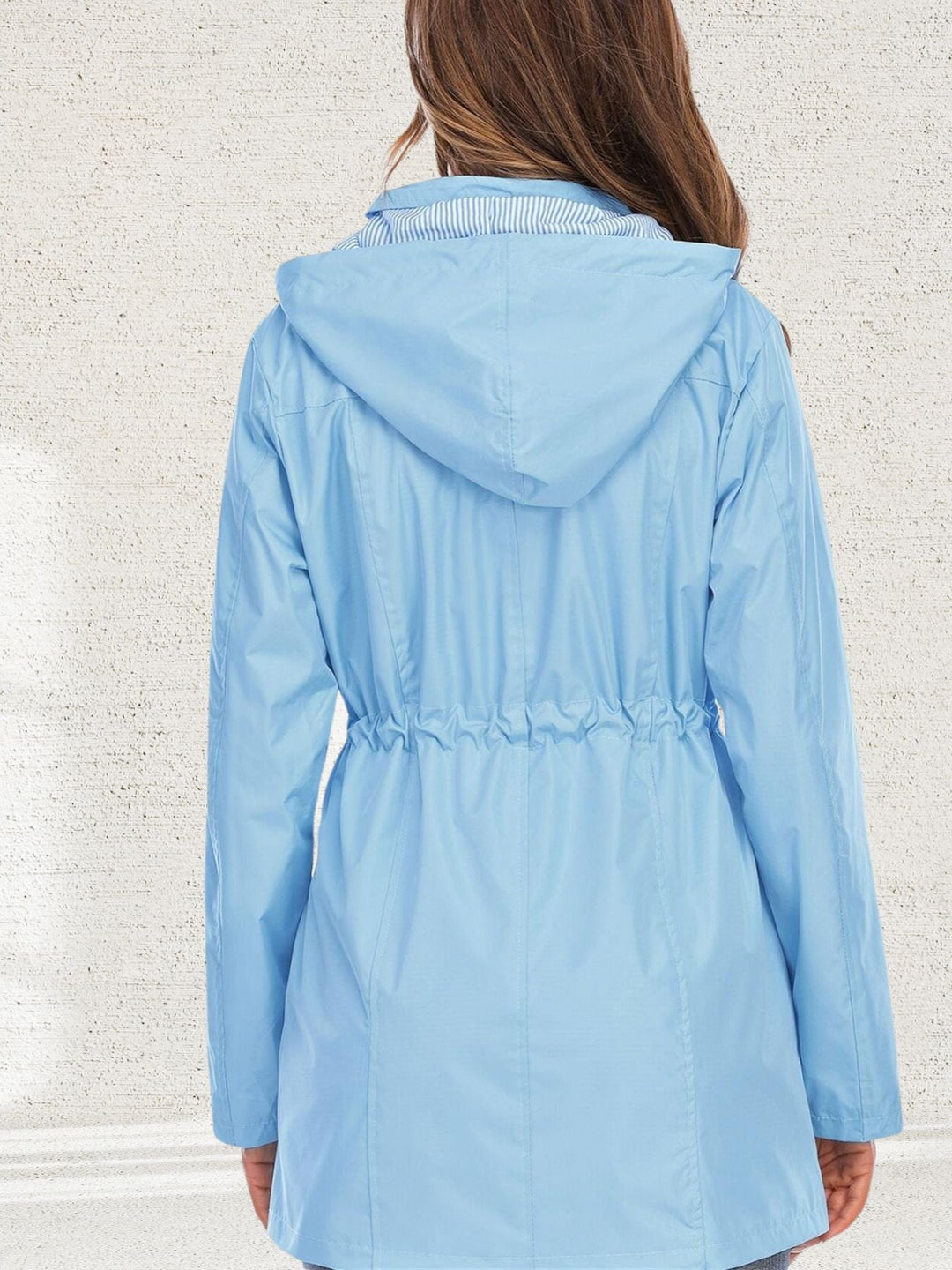 Amelie Regenjacke in Hellblau, Rückansicht mit Kapuze