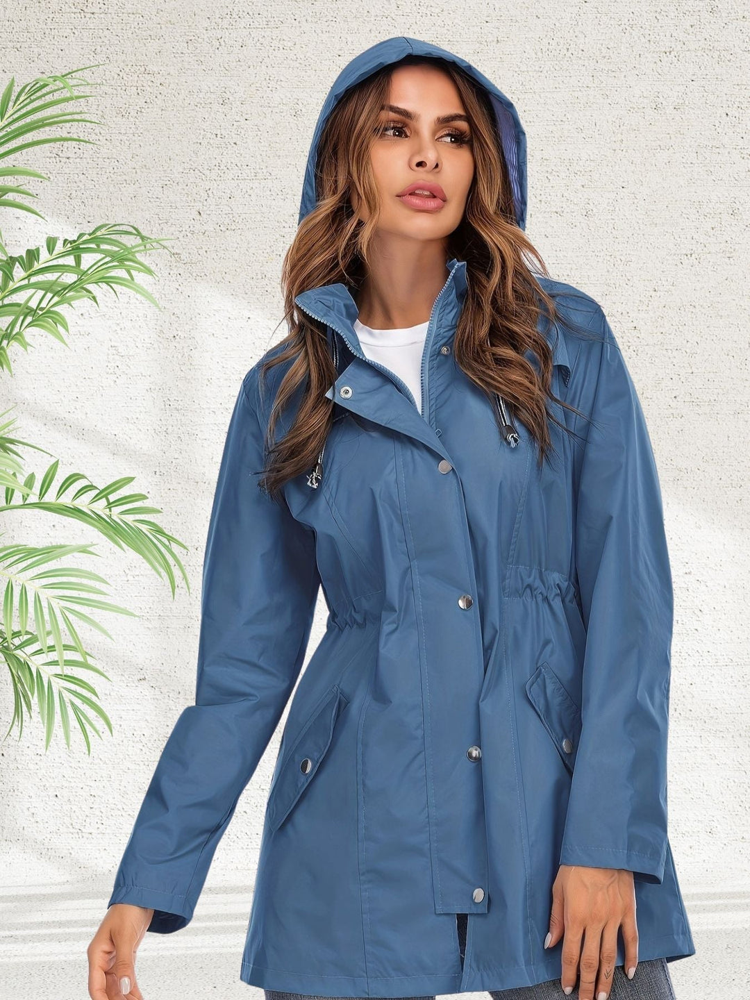 Amelie Regenjacke in Blau, Vorderansicht mit Kapuze aufgesetzt