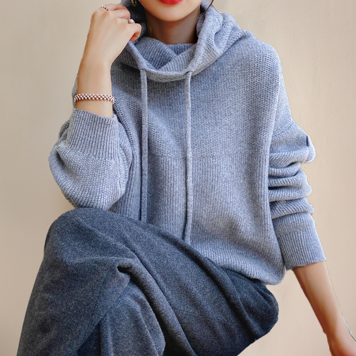 Britta oversized Cowl-Neck Hoodie in Hellblau, Nahaufnahme Kragen