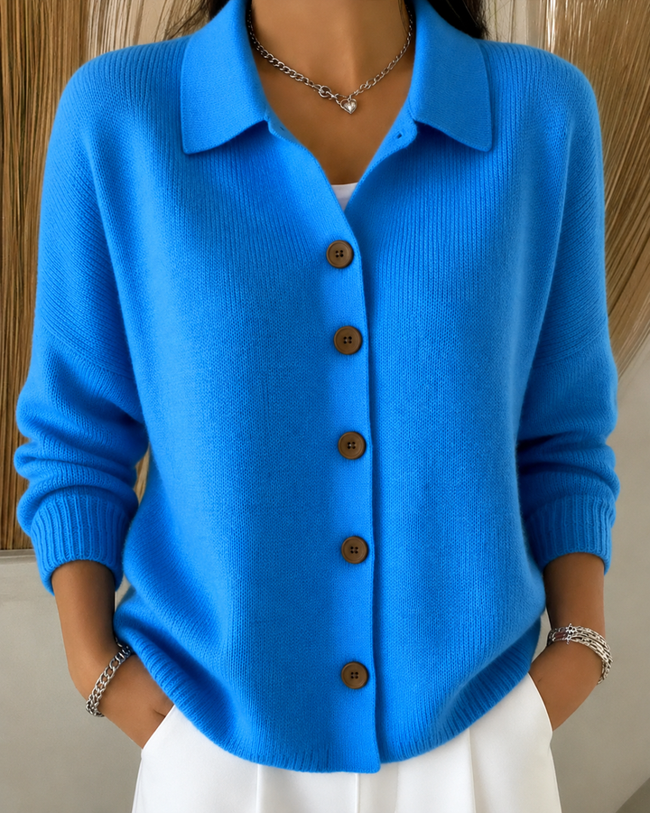 Coralie Button Collar Strickjacke in Blau, Vorderansicht