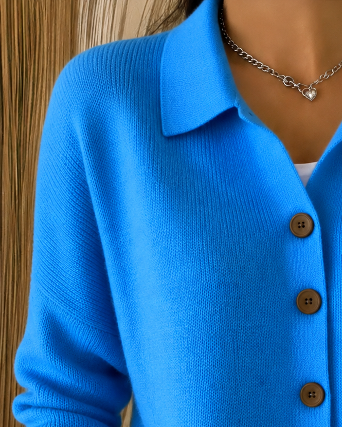 Coralie Strickjacke Kragen und Knopfdetail Nahaufnahme