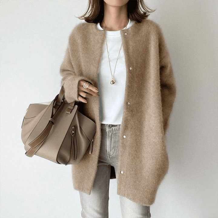 Elina Strickjacke in Beige, Vorderansicht mit Umhängetasche