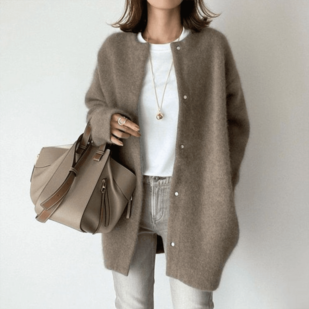 Elina Strickjacke in Taupe, Vorderansicht mit Umhängetasche