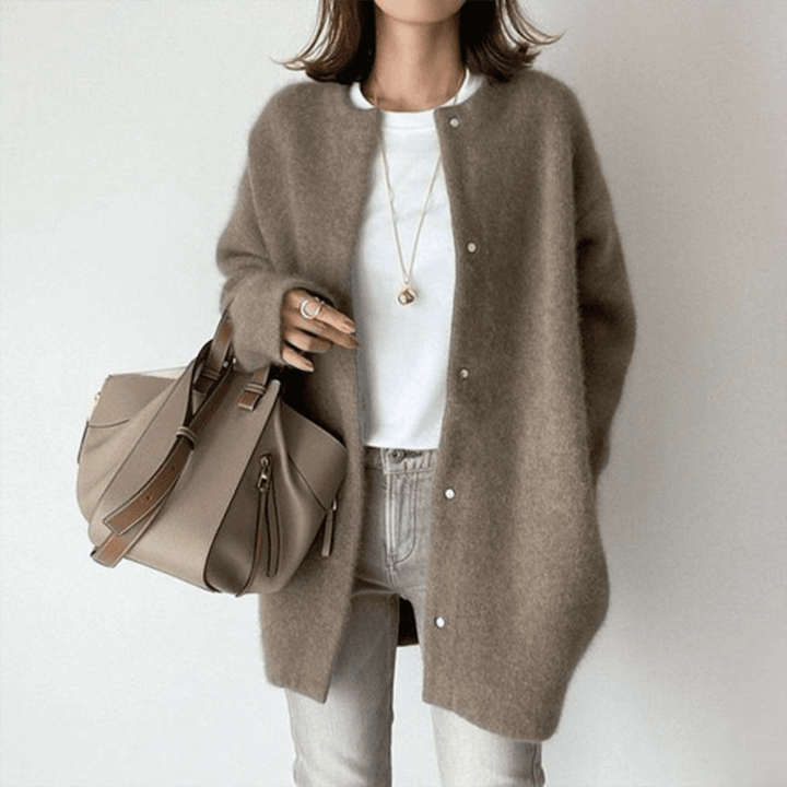 Elina Strickjacke in Taupe, Vorderansicht mit Umhängetasche