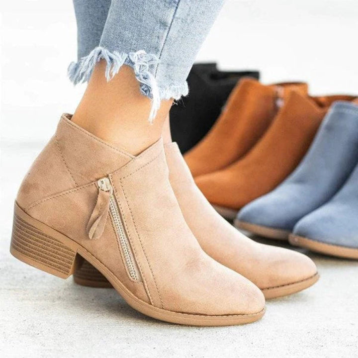 Elina Ankle Boots in Beige, Schwarz, Cognac und Blau nebeneinander