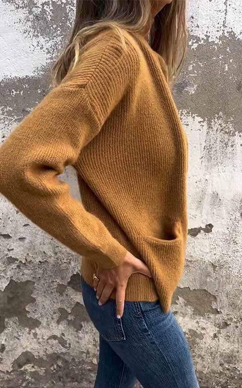Elina camelfarbene Strickjacke, Seitenansicht mit Detailblick auf Tasche