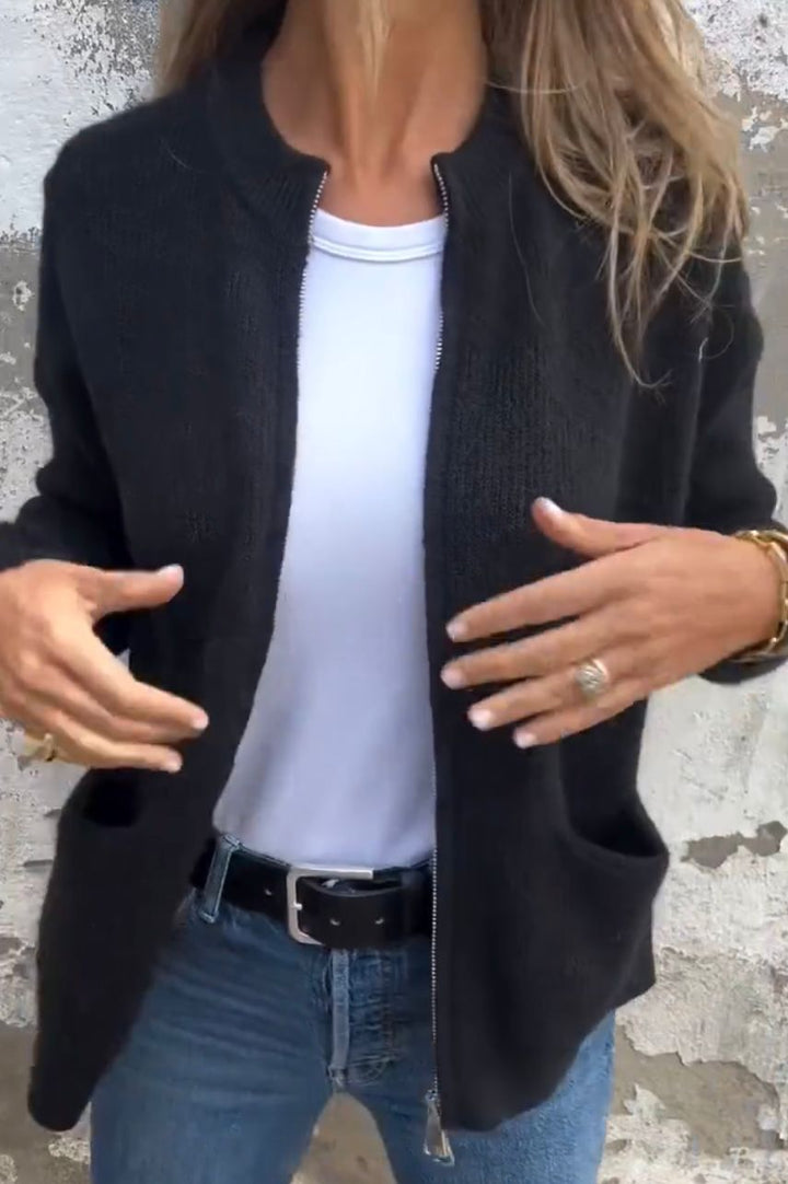 Elina schwarze Strickjacke mit offenem Reissverschluss, Vorderansicht