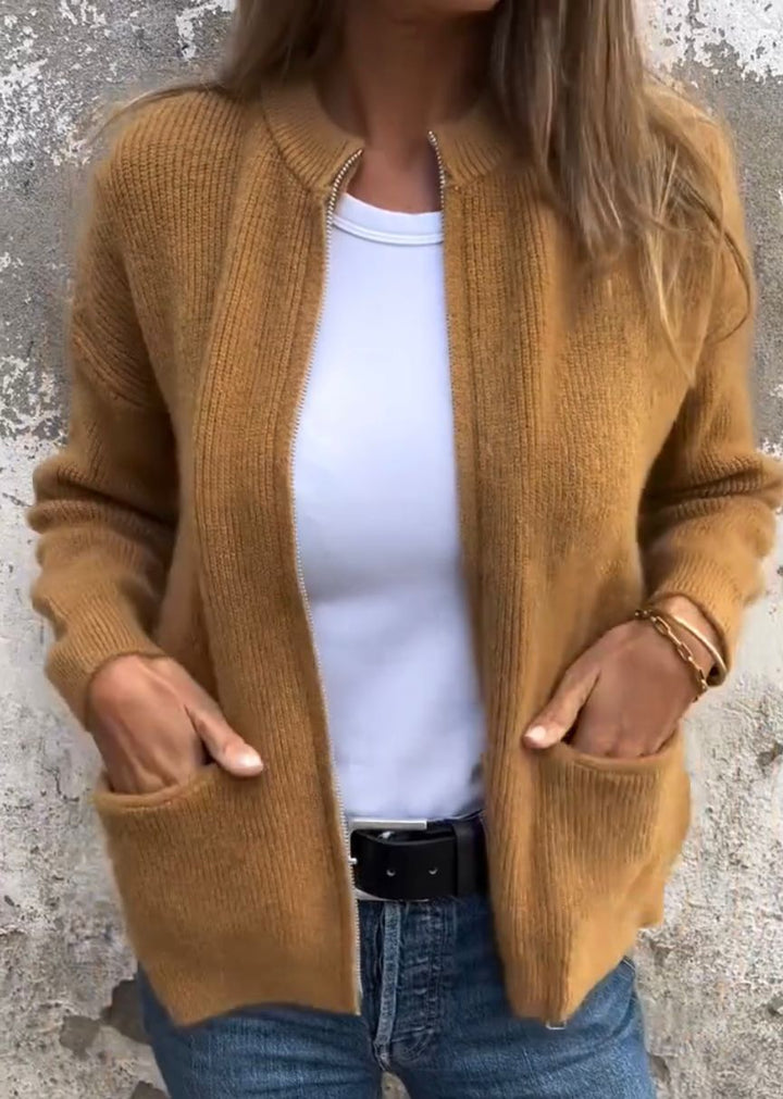 Elina camelfarbene Strickjacke mit Reissverschluss und Taschen, Vorderansicht