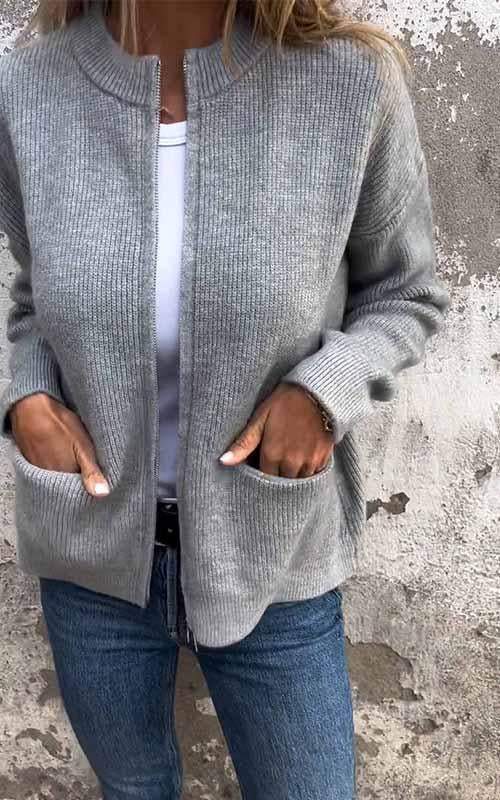 Elina graue Strickjacke mit Reissverschluss, Vorderansicht mit Händen in den Taschen