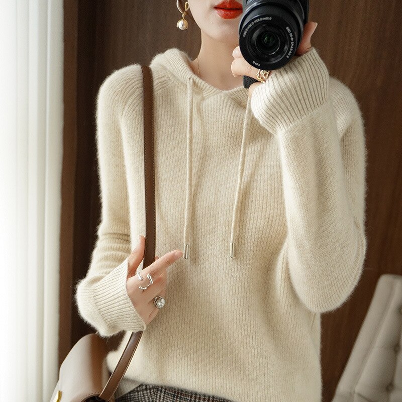 Elodie Kapuzenpullover in Beige, Vorderansicht mit Kordelzug