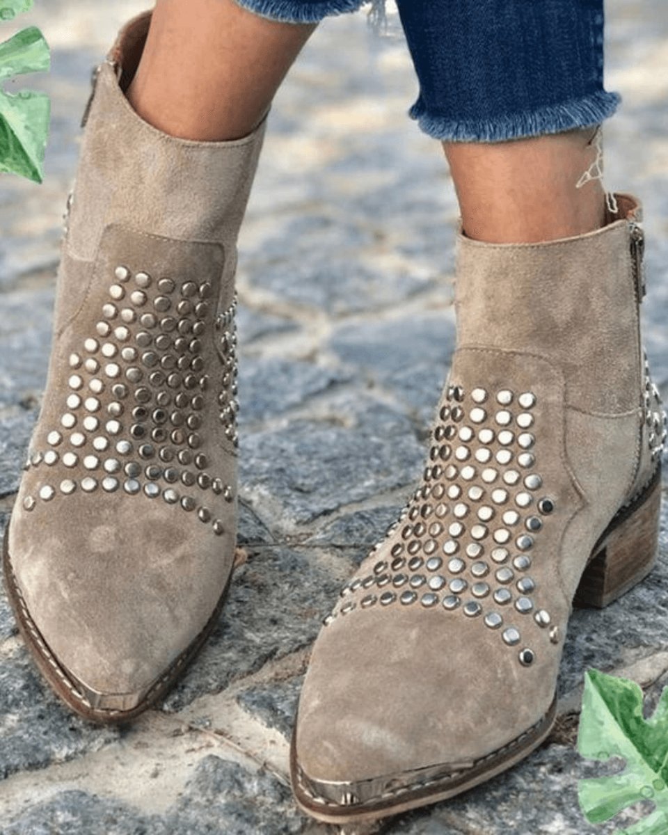 Elouise Nieten Stiefeletten mit Blockabsatz, Frontansicht getragen