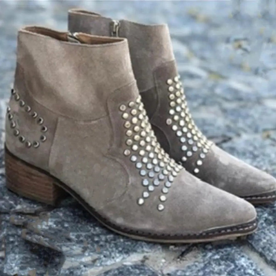 Elouise Nieten Stiefeletten Studioaufnahme mit Blockabsatz