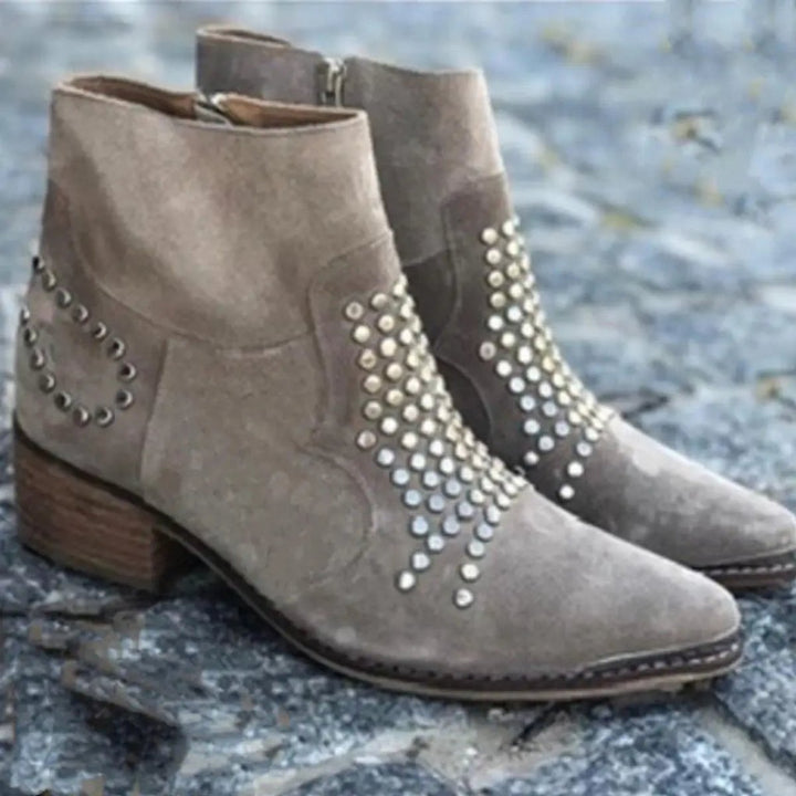 Elouise Nieten Stiefeletten Studioaufnahme mit Blockabsatz