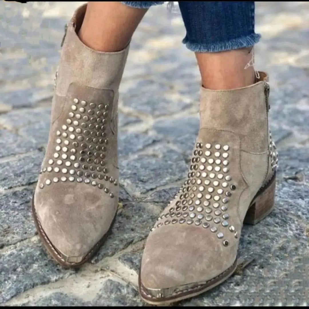 Elouise Nieten Stiefeletten getragen mit Jeans, Seitenansicht