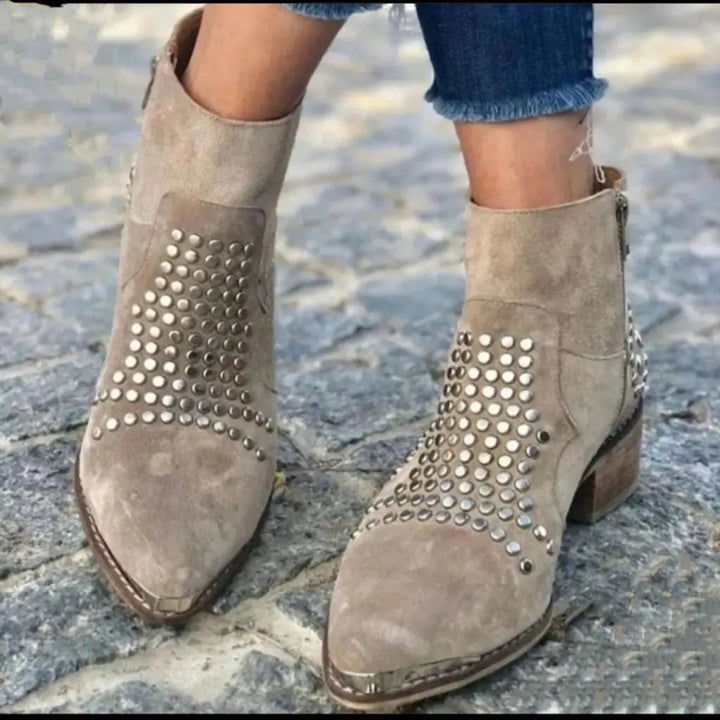 Elouise Nieten Stiefeletten getragen mit Jeans, Seitenansicht