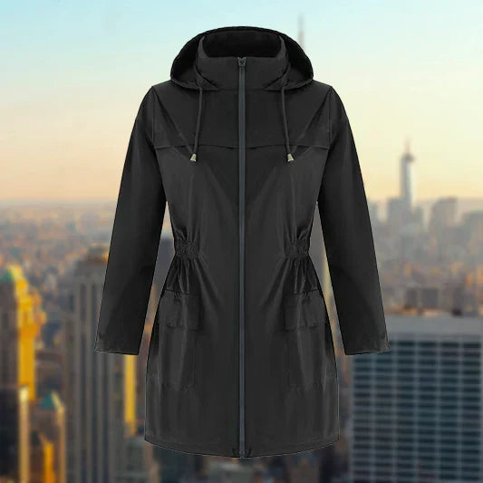 Farin schwarze Regenjacke freigestellt auf Kleiderpuppe