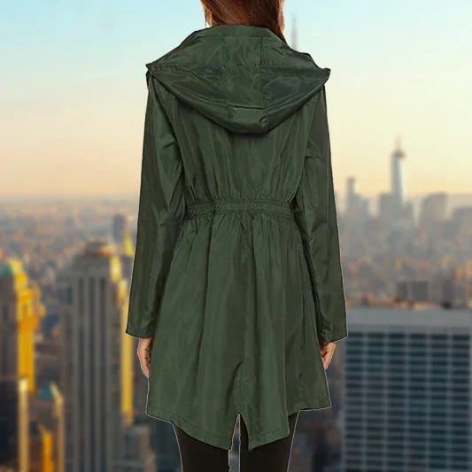 Farin dunkelgrüne Regenjacke, Rückansicht mit Kapuze