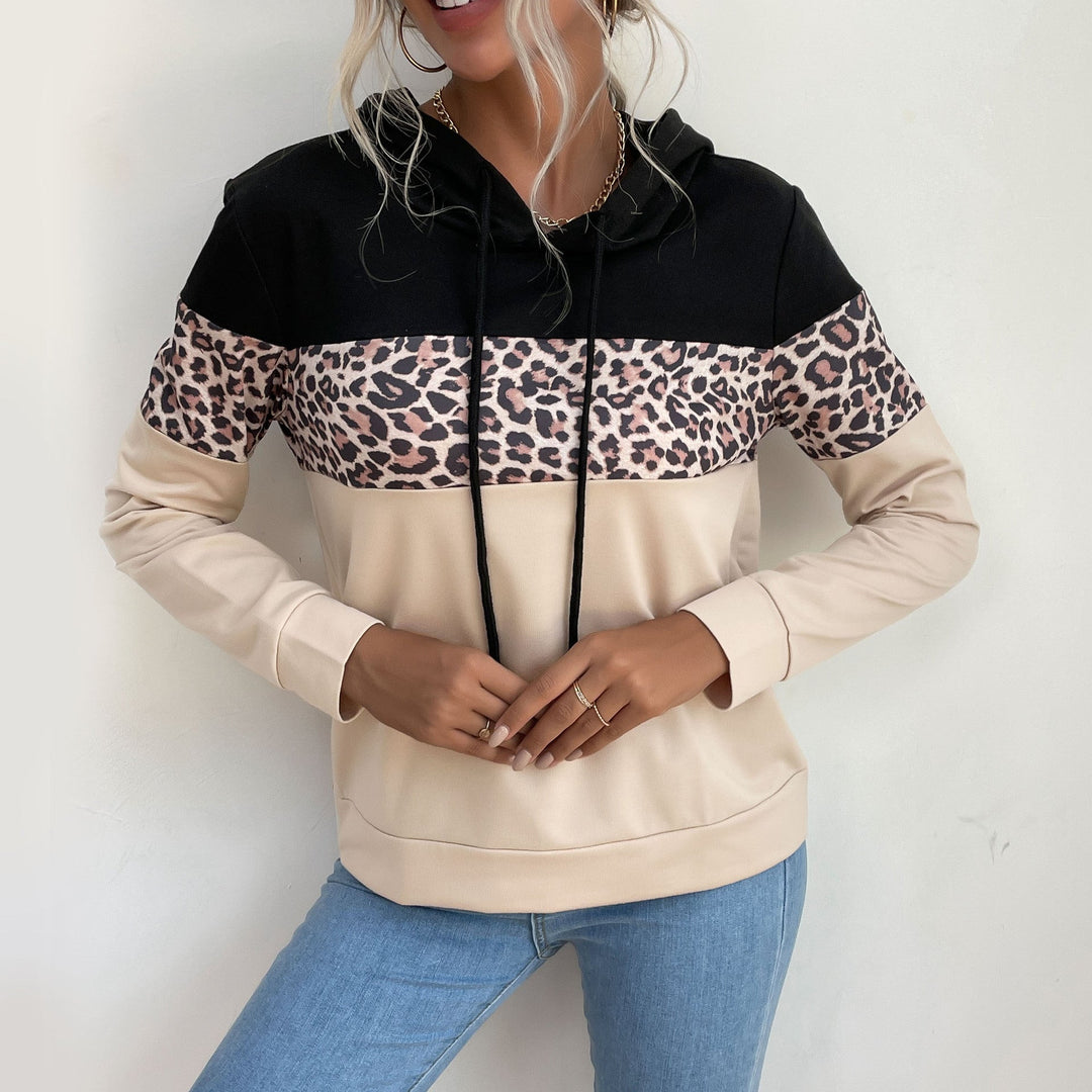Fenja Kapuzenpullover mit Leoparden-Print, Nahaufnahme Vorderansicht