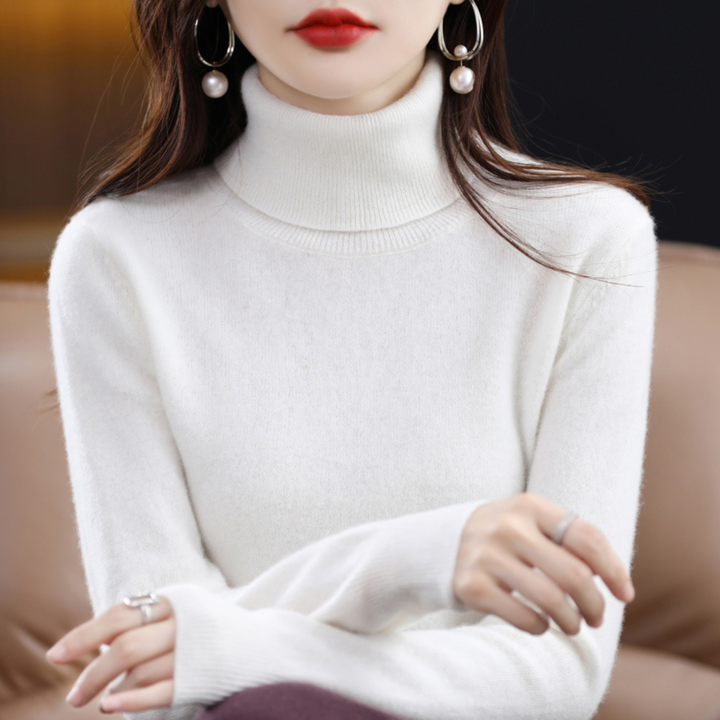 Frieda weisser Rollkragenpullover, Damen mit verschränkten Armen