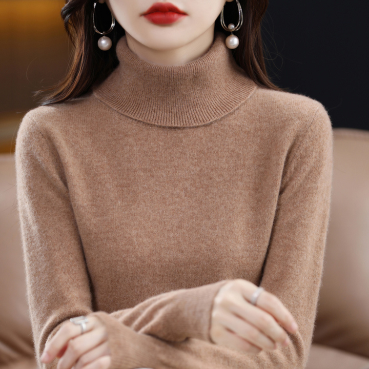 Frieda brauner Rollkragenpullover, Damen mit verschränkten Armen
