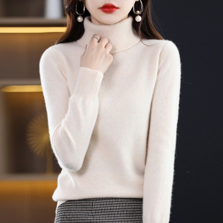 Frieda cremefarbener Rollkragenpullover, Damen mit Hand am Kragen
