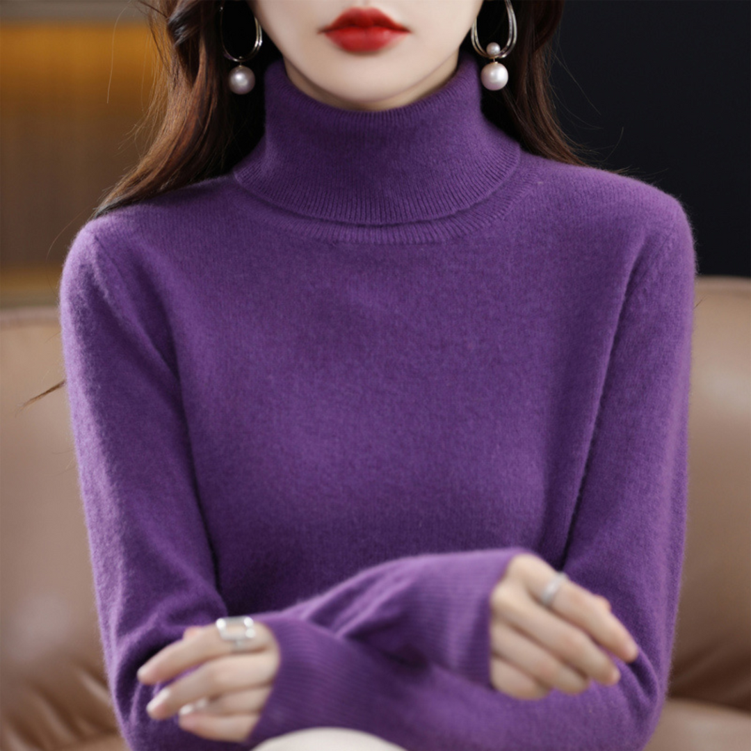 Frieda violetter Rollkragenpullover, Vorderansicht mit verschränkten Armen