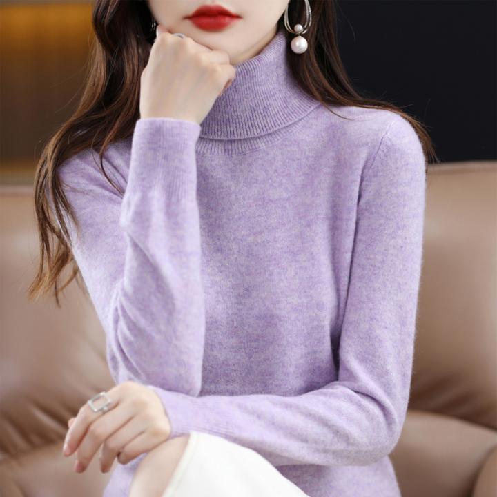 Frieda lila Rollkragenpullover, Damen mit Hand am Kinn