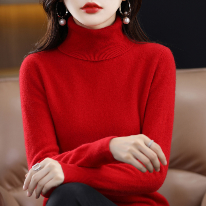 Frieda roter Rollkragenpullover, Damen mit verschränkten Armen