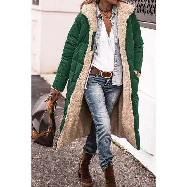 Greta grüne Kapuzen Longline Winterjacke Vorderansicht