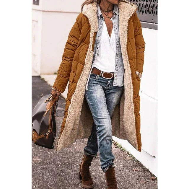 Greta kaffeebraune Kapuzen Longline Winterjacke Vorderansicht