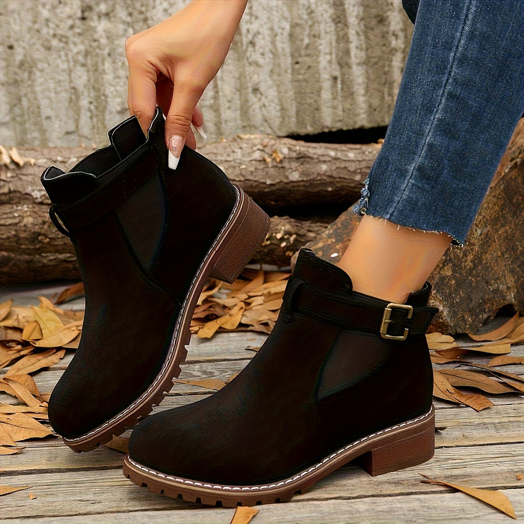 Ilena Chelsea Stiefelette in Schwarz, seitliche Ansicht