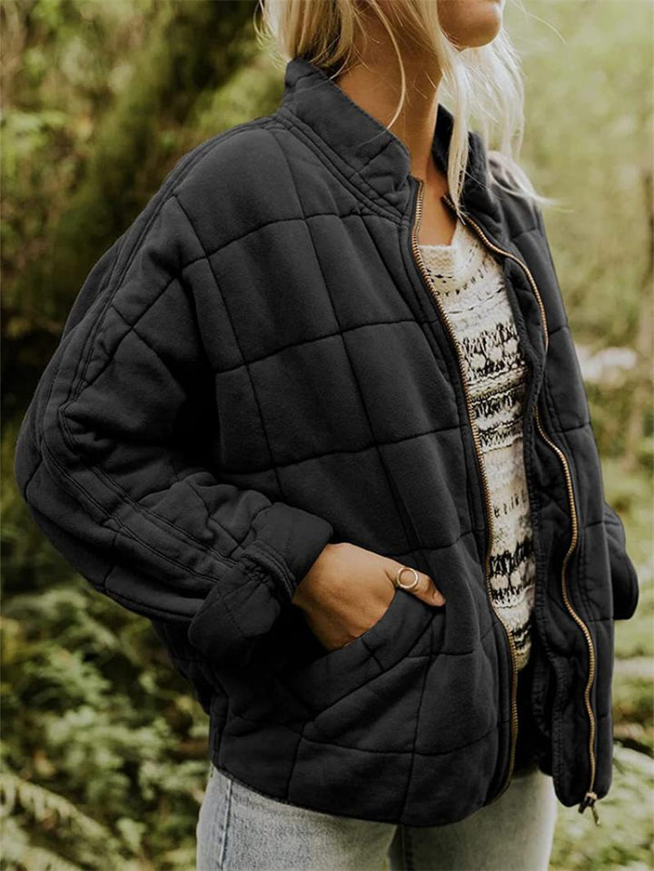 Ines Winterjacke in Schwarz, Seitenansicht mit Hand in Tasche