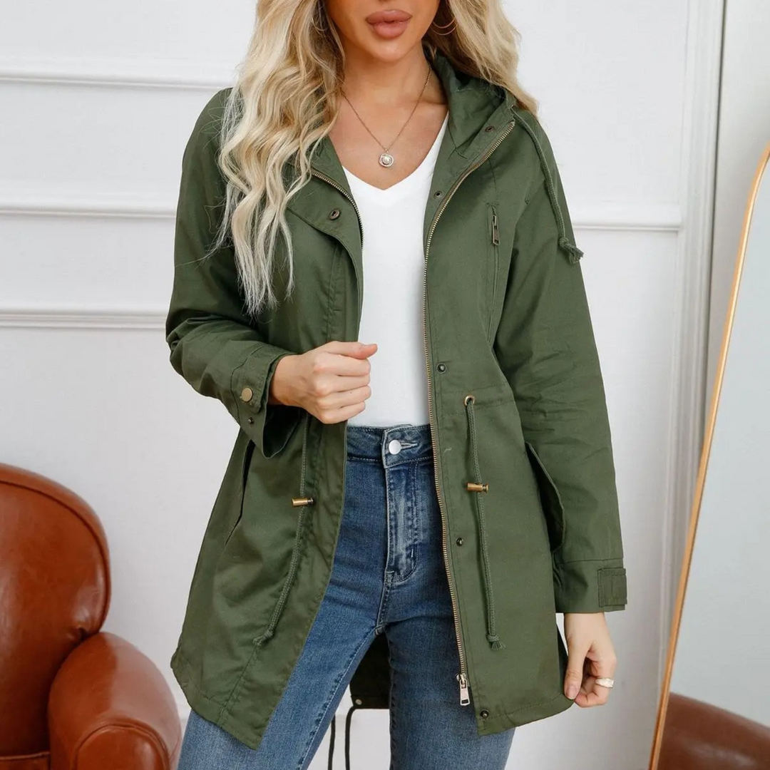 Josefine grüne Winterjacke mit Kapuze, Vorderansicht getragen
