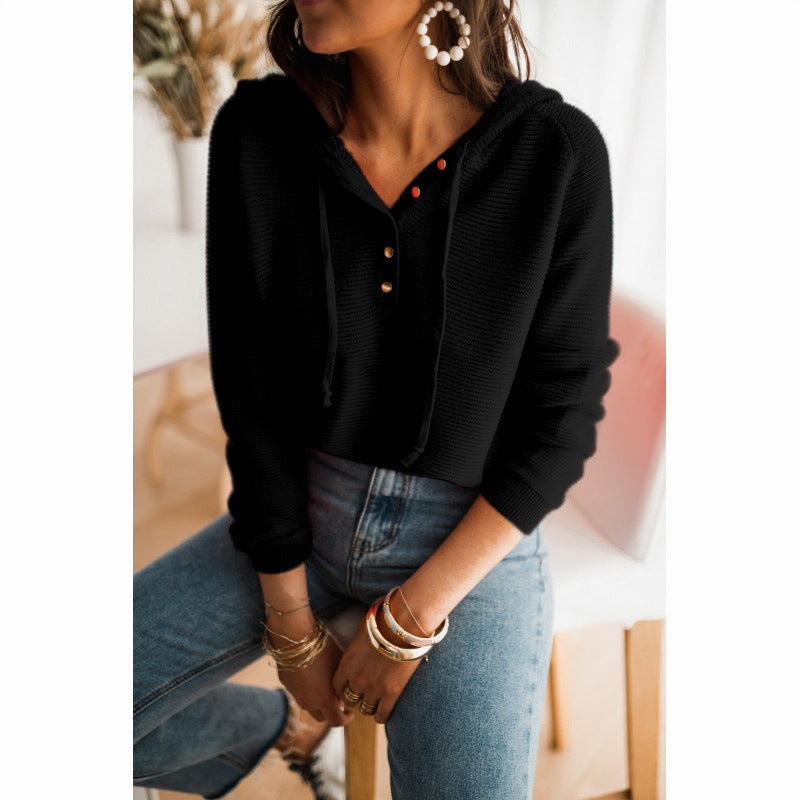 Liora schwarzer cropped Kapuzenpullover mit Knopfleiste, Nahaufnahme