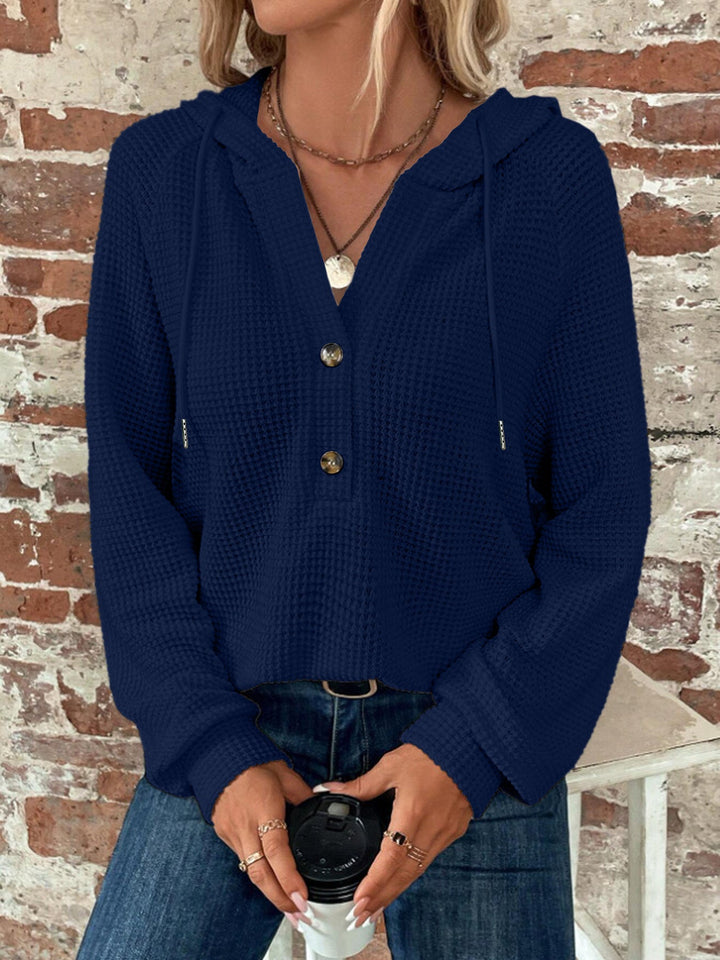 Liora marineblauer Kapuzenpullover, Nahaufnahme Knopfdetail