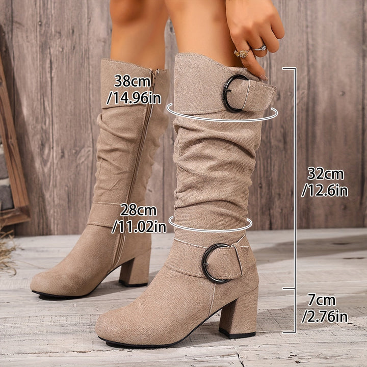 Liska Slouchy Stiefel mit Blockabsatz, schwarz, Frontalansicht auf Holzboden