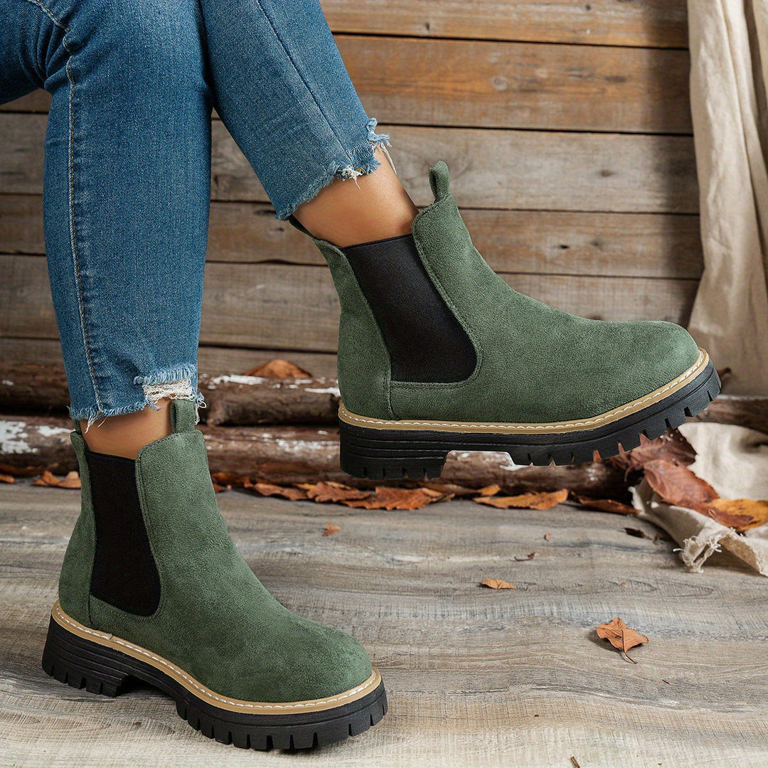 Livana grüne Chelsea Stiefeletten, Seitenansicht am Fuss