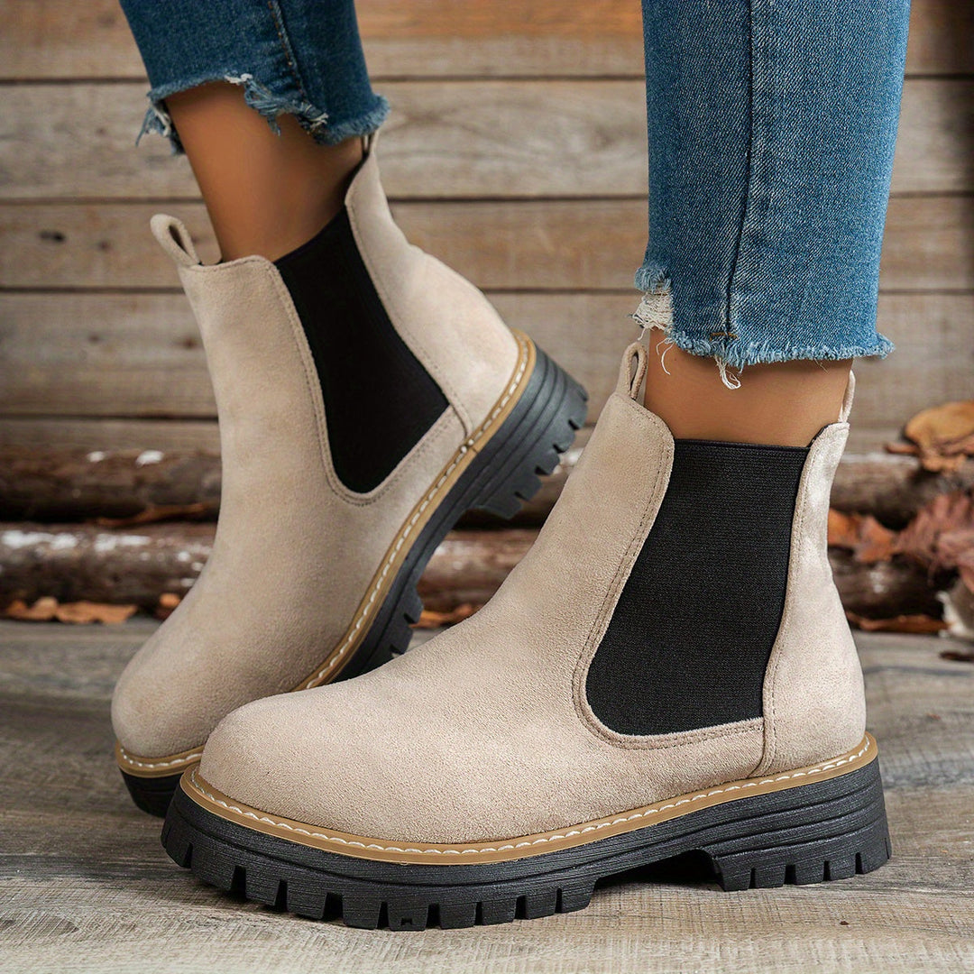 Livana beige Chelsea Stiefeletten, Seitenansicht am Fuss