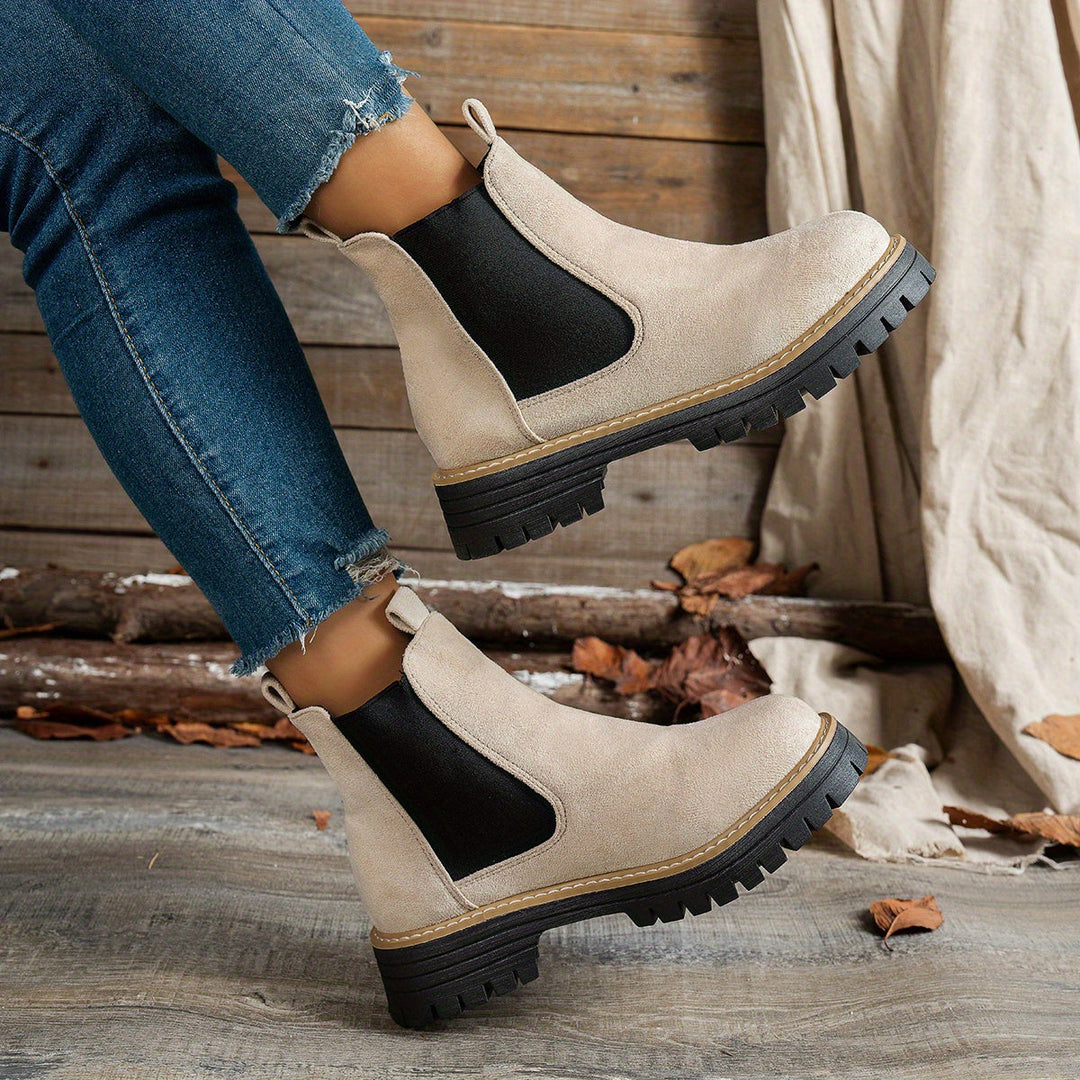 Livana beige Chelsea Stiefeletten, schräge Ansicht am Fuss