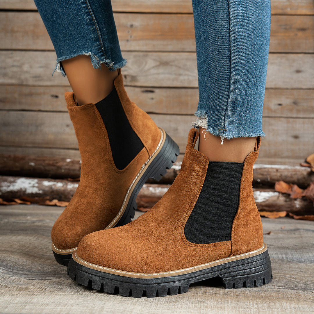 Livana braune Chelsea Stiefeletten, Seitenansicht am Fuss