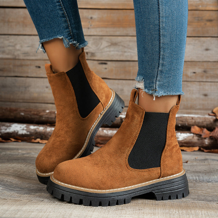 Livana braune Chelsea Stiefeletten, Seitenansicht am Fuss